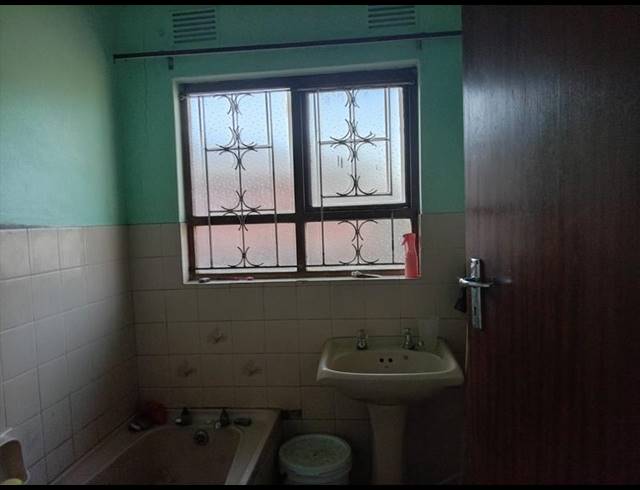 3 BEDROOM HOUSE FOR SALE IN NGWELEZANA